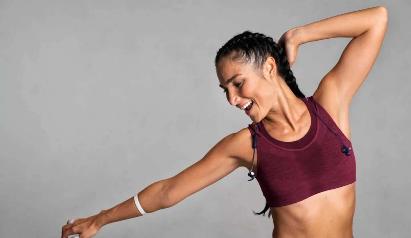 Kobieta w trakcie treningu fitness z elementami tańca na siłowni FitLife Zamość