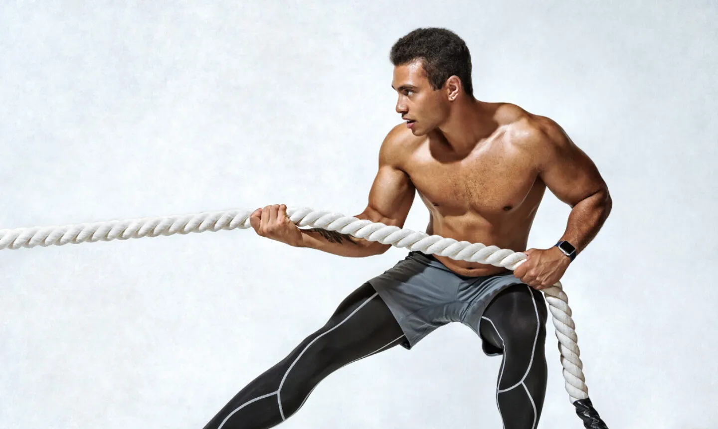 Mężczyzna wykonujący trening crossfit na siłowni FitLife Zamość
