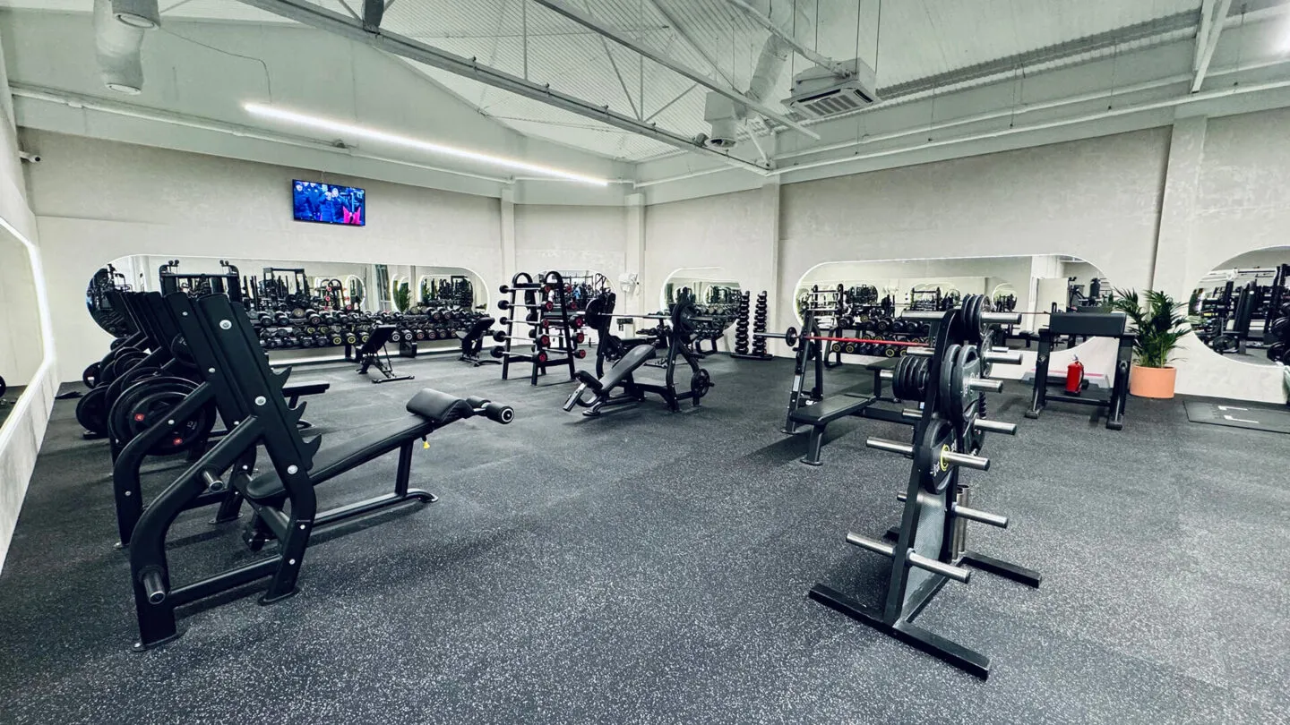 Wolne ciężary – strefa siłowni FitLife Zamość